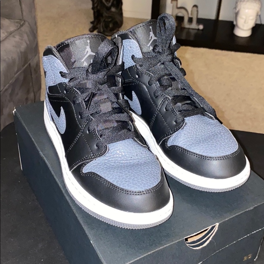 Jordan 1 MID - Picture 5 of 6